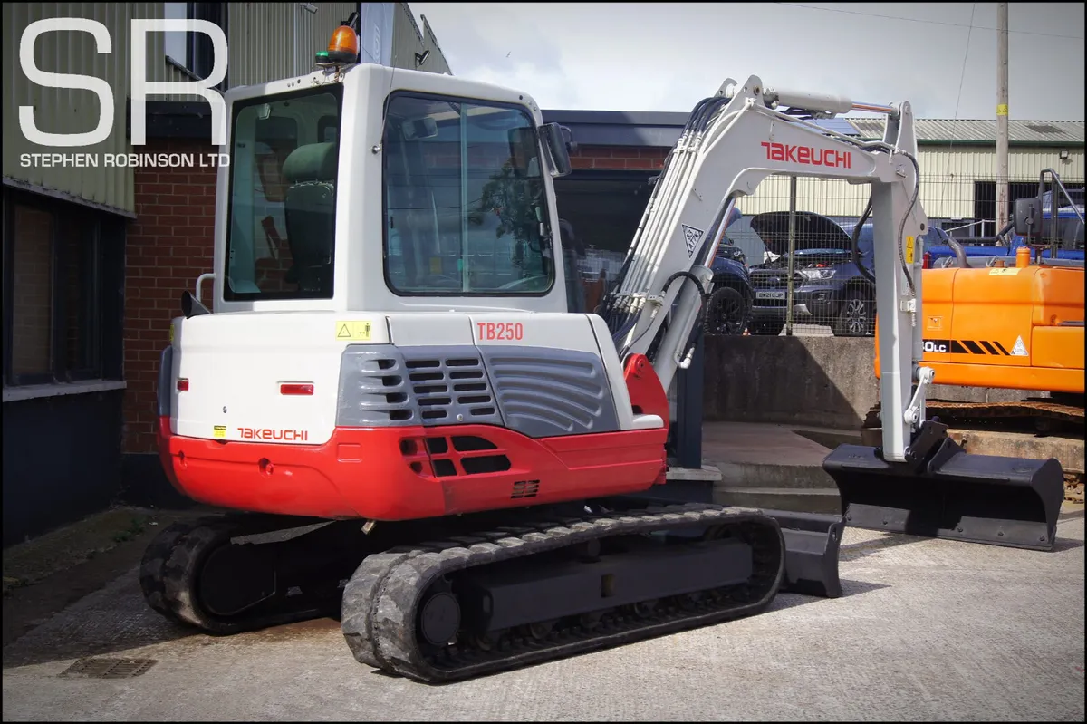 2018 Takeuchi TB250 - Image 3