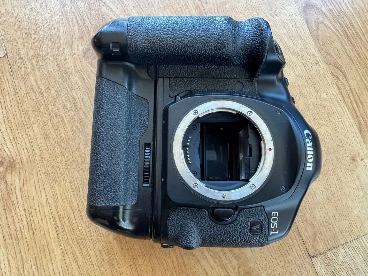 Canon EOS 1V 35mm Film Camera - Great Condition. - Image 2