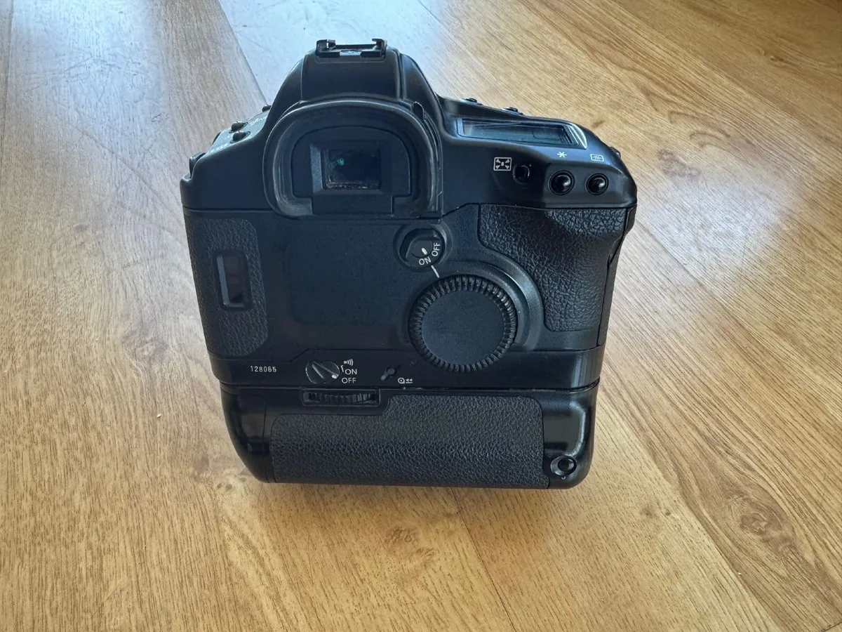 Canon EOS 1V 35mm Film Camera - Great Condition. - Image 3