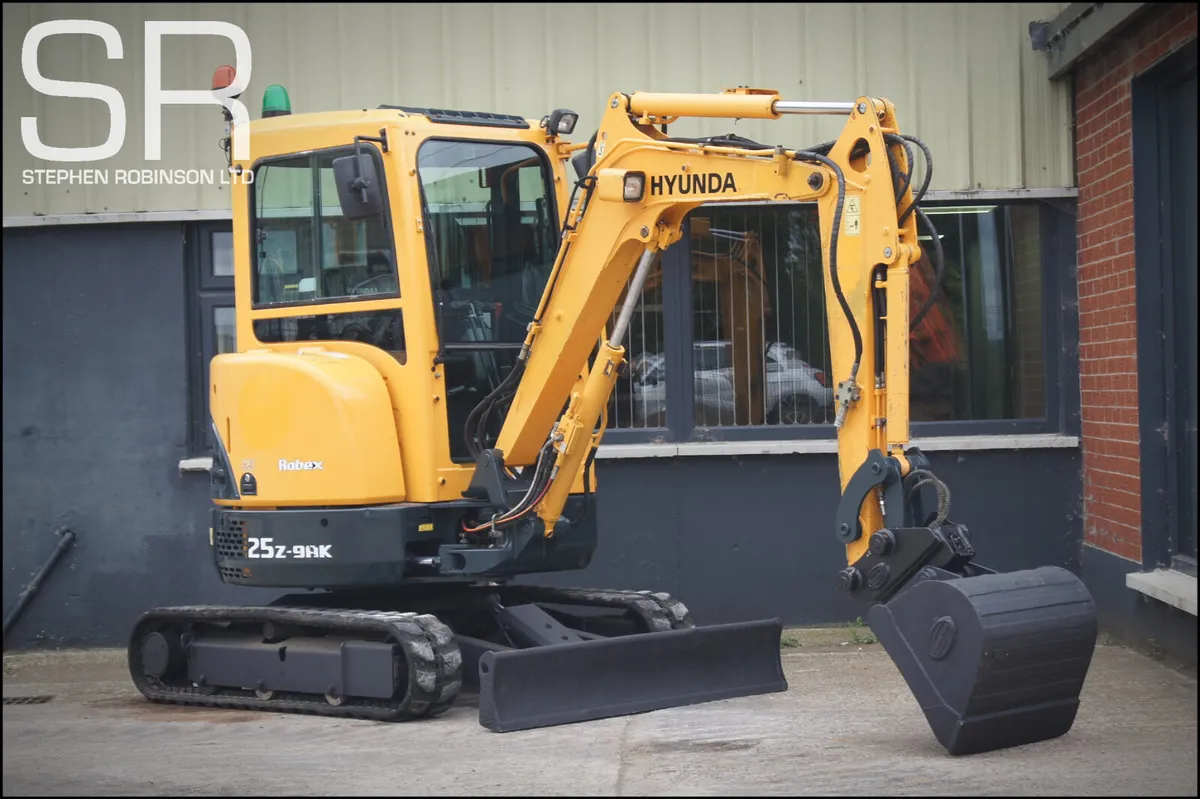2018 Hyundai 25Z - 9 AK - Image 1