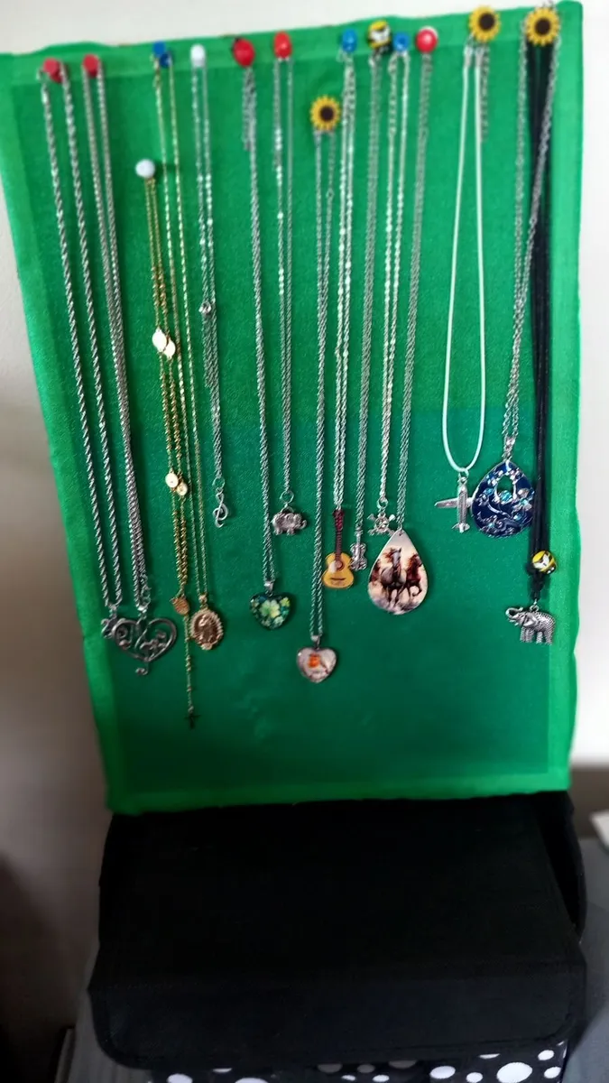 Costume Jewellery . - Image 1