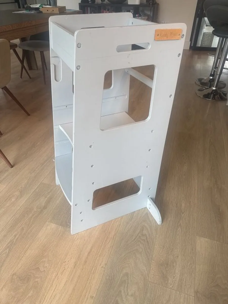 Kiddy Moon standing chair - Image 1