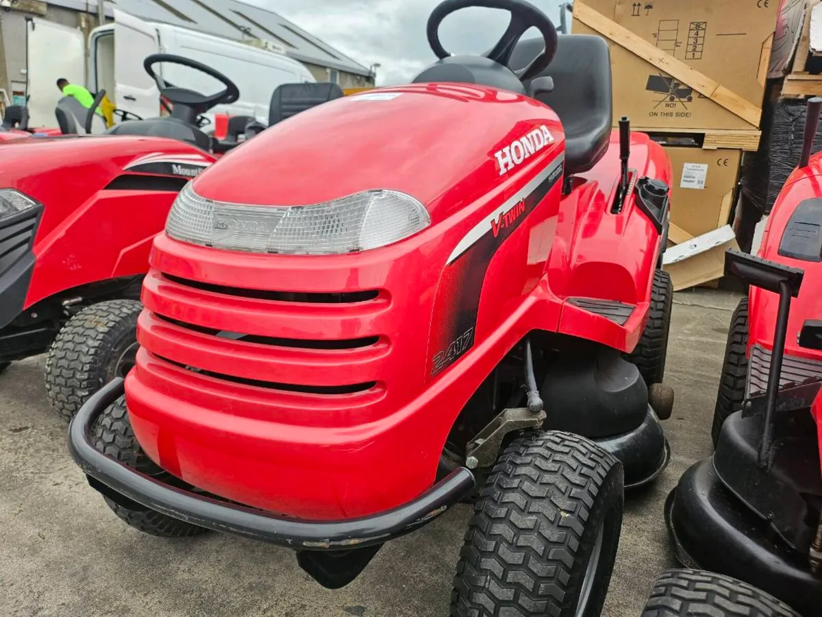 2018 Honda 2417 V Twin Ride on Lawnmower Tractor - Image 1
