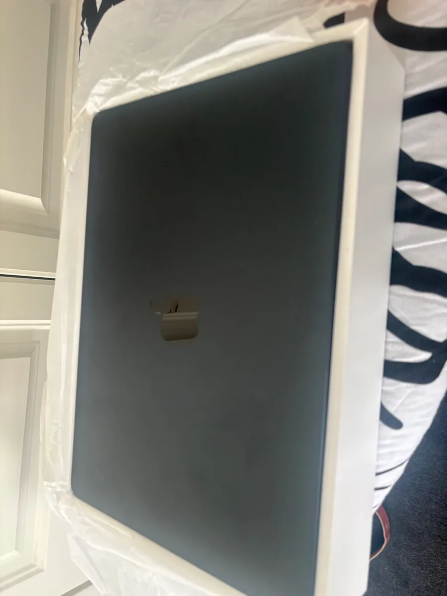 Apple MacBook Air - Image 3