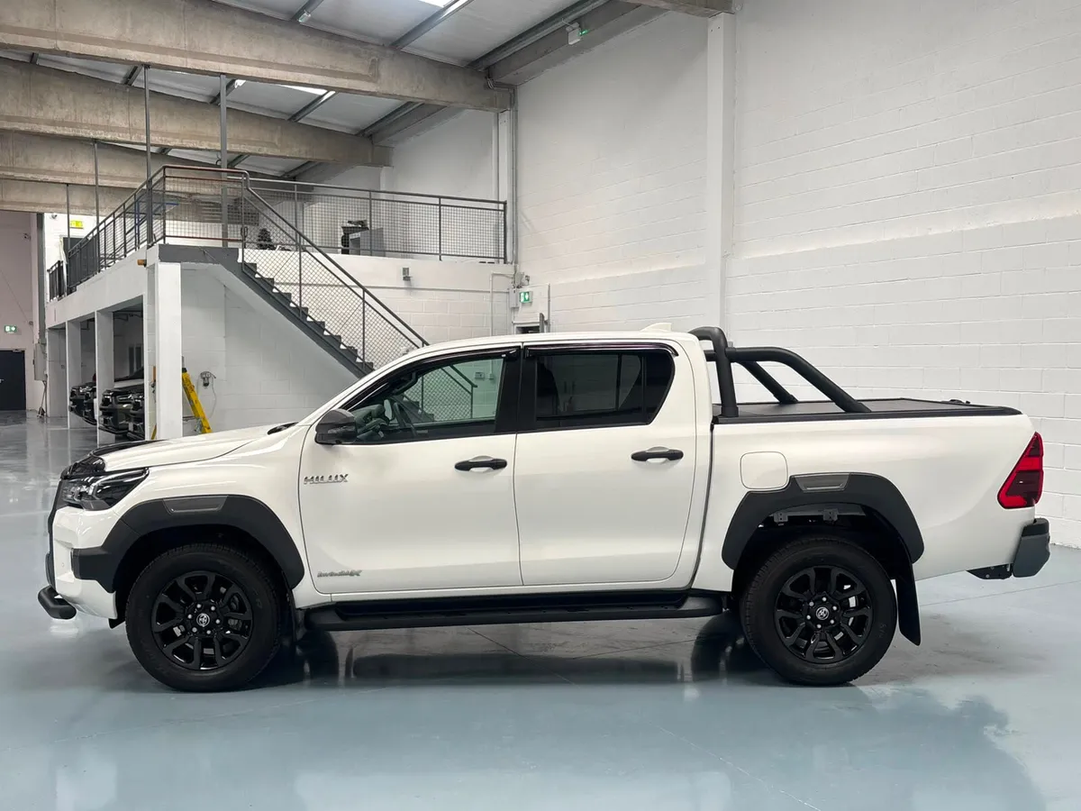 252 Toyota Hilux  InvincibleX 2.8 Auto - Image 4