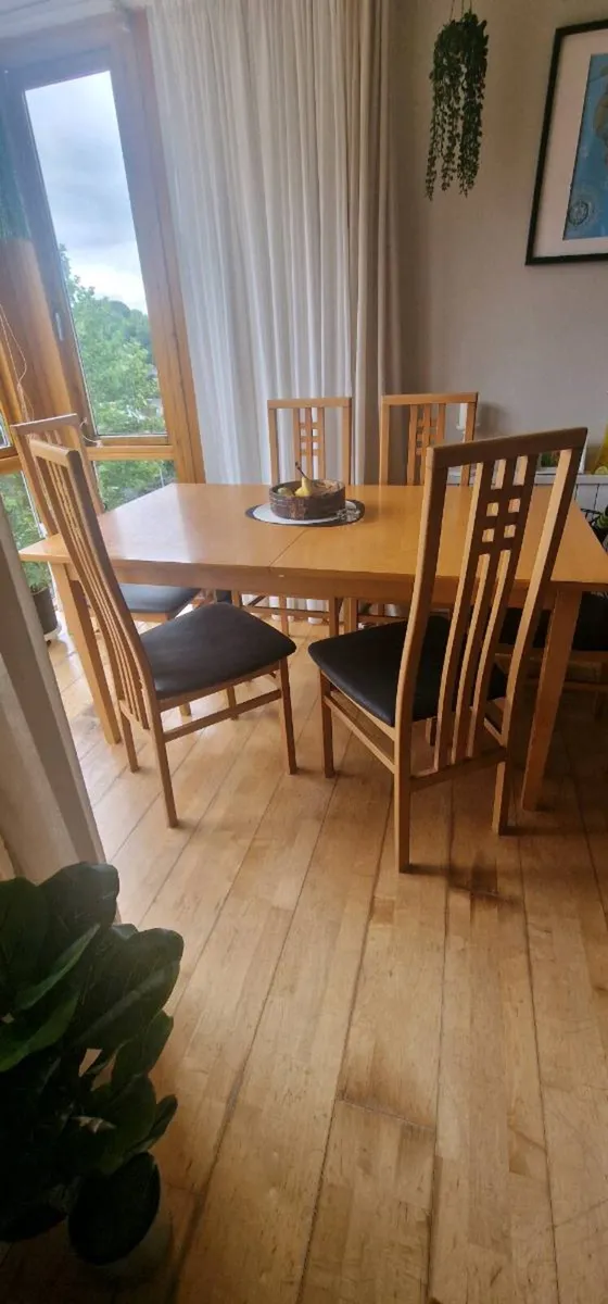kitchen table with chairs - Image 1