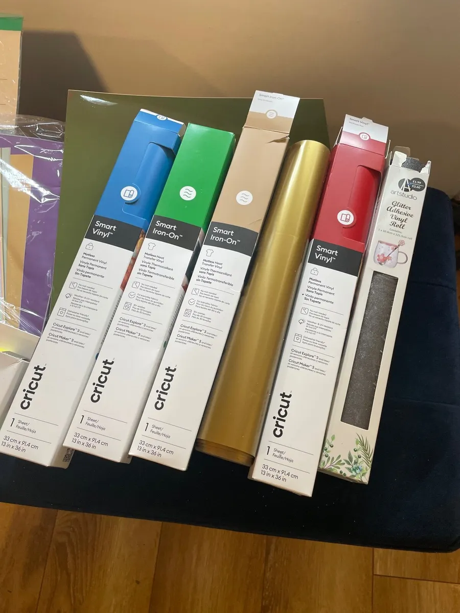 Cricut Maker 4 with cricut tools and vinyl - Image 4