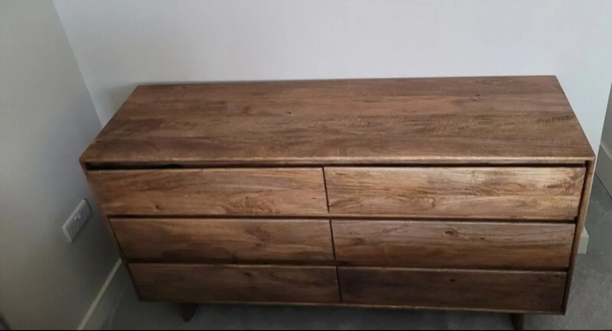 Solid Rustic Oak 6 Drawer Chest - Image 1
