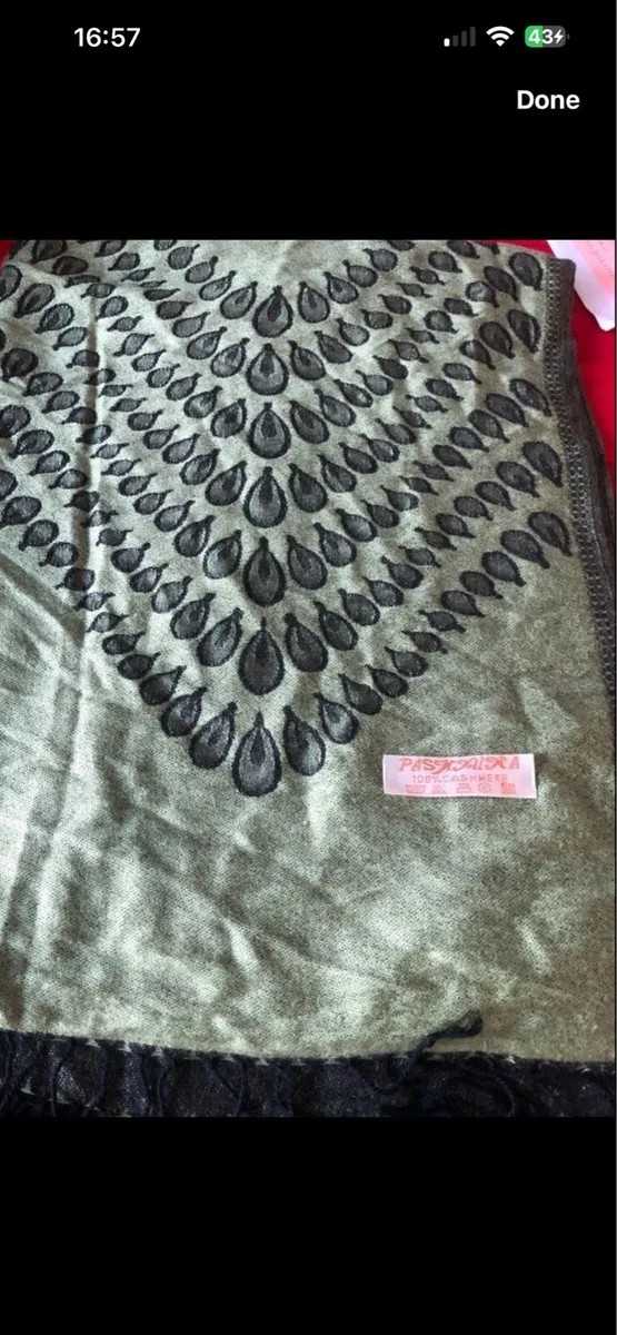 Ladies cashmere shawl €10 - Image 1