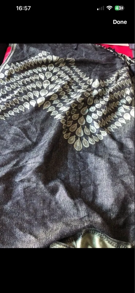 Ladies cashmere shawl €10 - Image 2