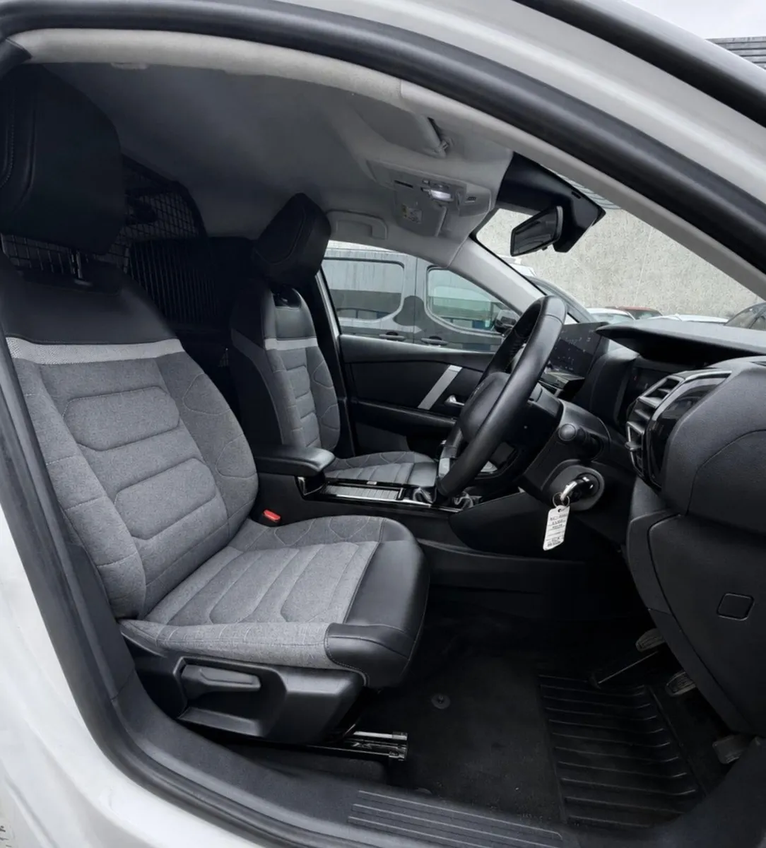 232 Citroen C4 Commercial - Image 4