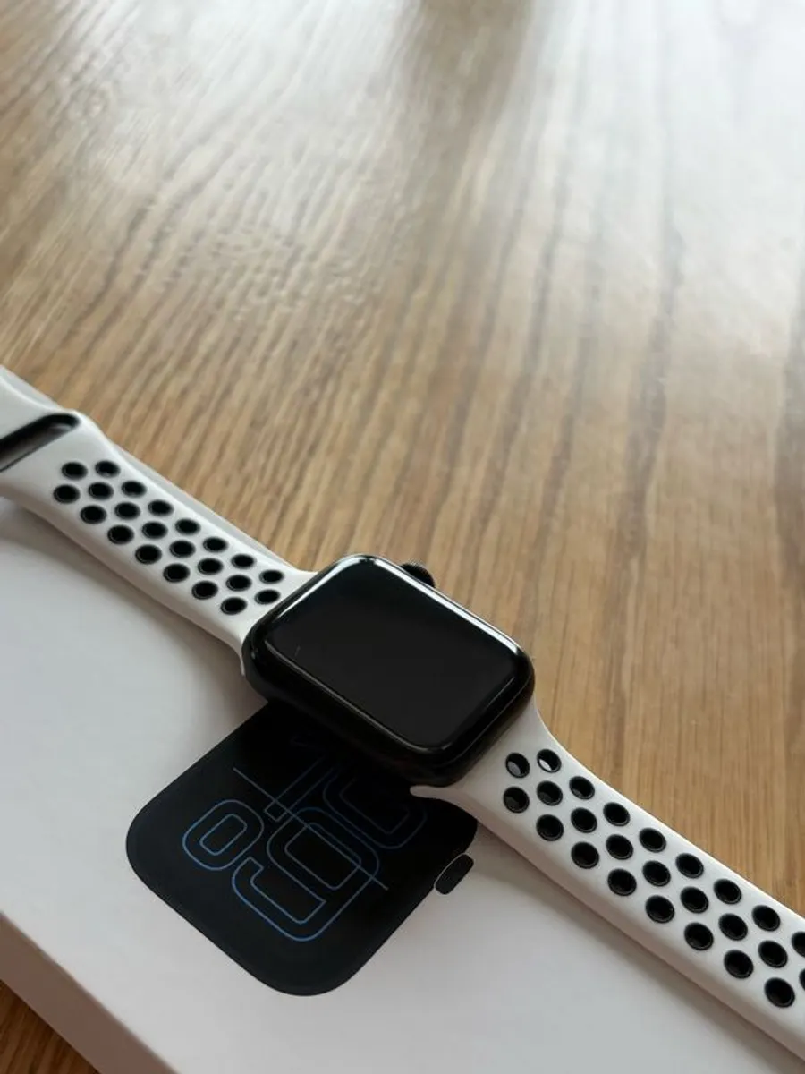 Apple Watch - Image 2