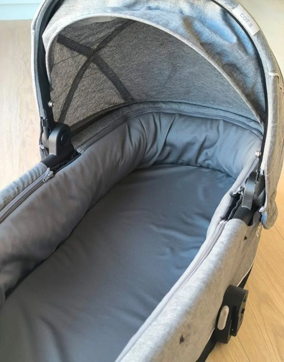 Cybex Carrycot and wheels - Image 3