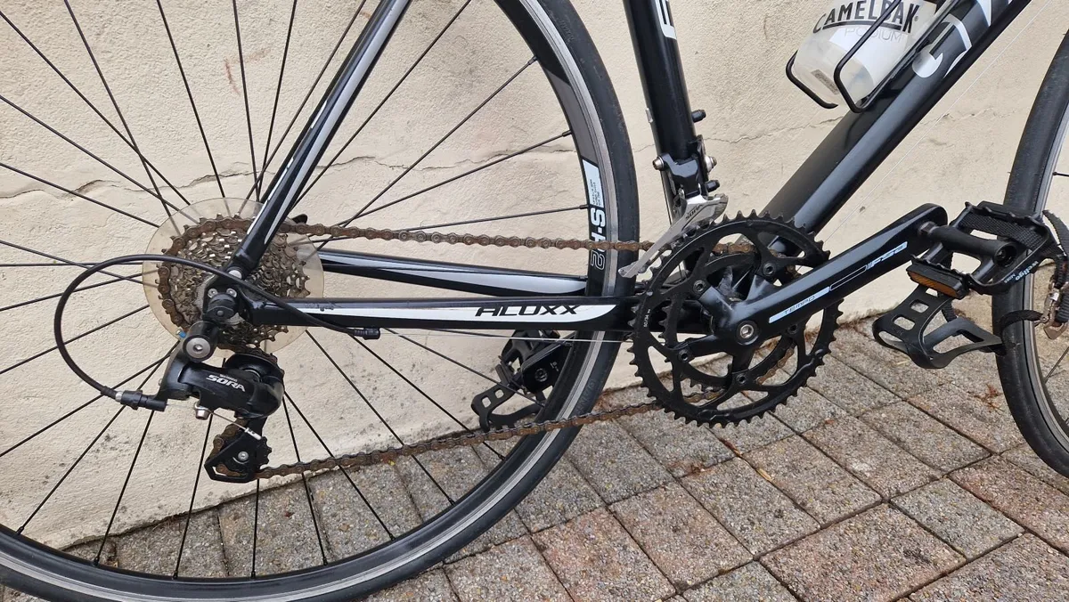 Giant Defy Road Bike - Image 2