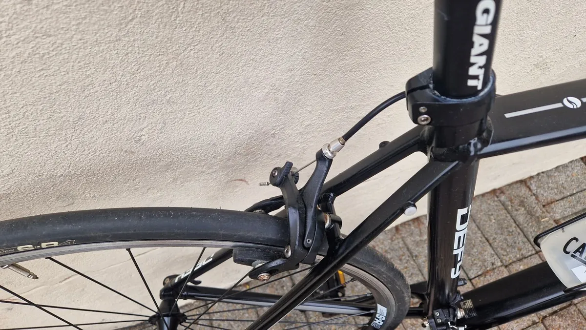 Giant Defy Road Bike - Image 3