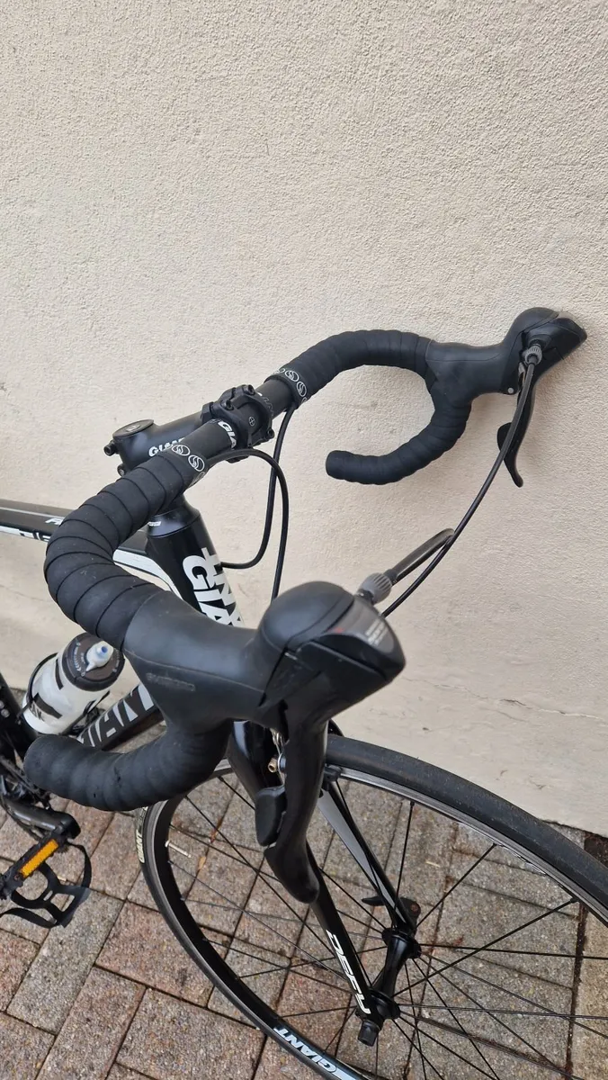 Giant Defy Road Bike - Image 4