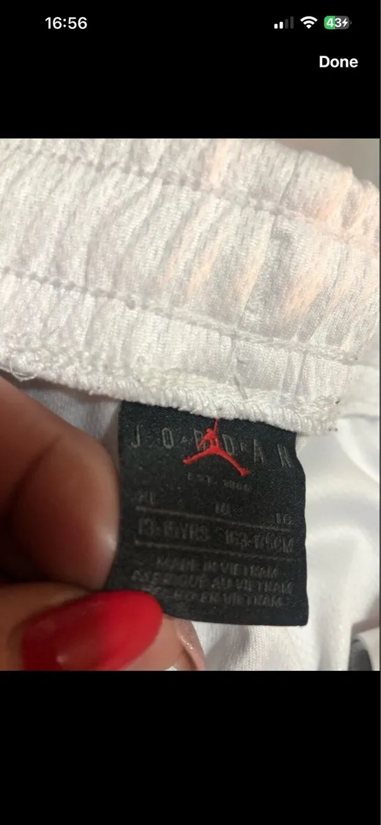 Boys Nike Jordan shorts age 13/15 €10 - Image 3