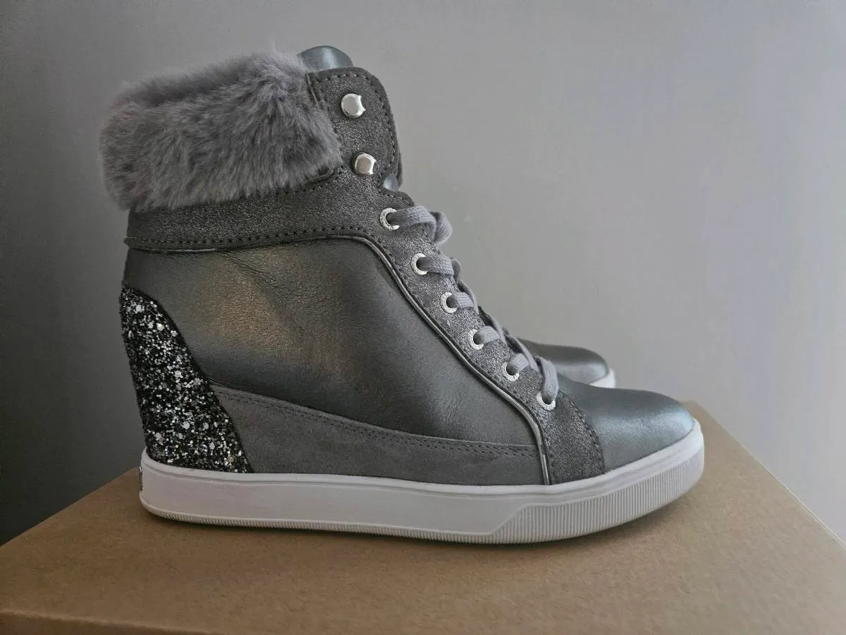 Guess shoes worn twice - Image 1
