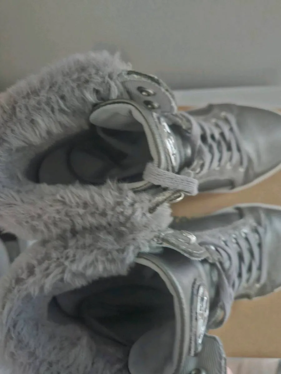 Guess shoes worn twice - Image 4