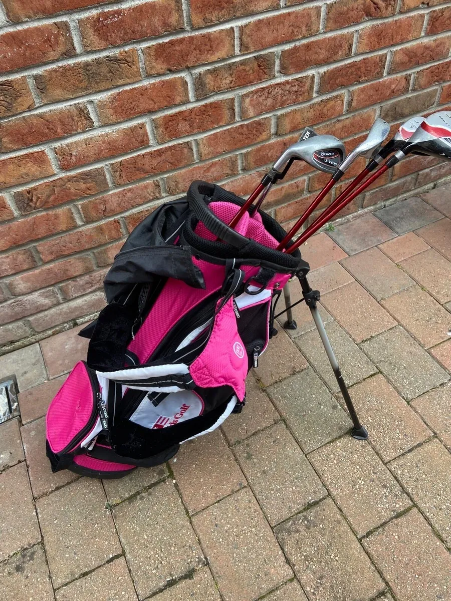 Kids golf bag and clubs - Image 1