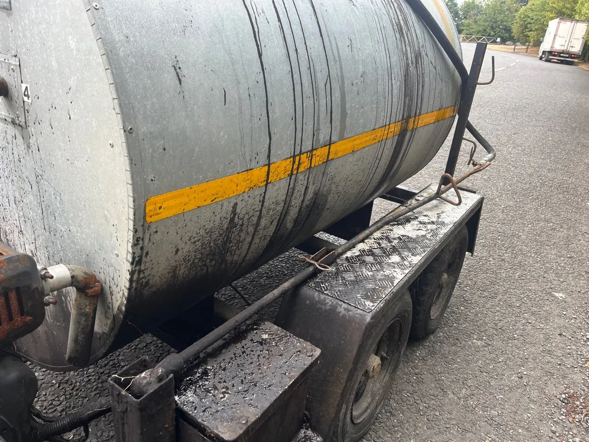 Bitumen tar tanker and sprayer - Image 4