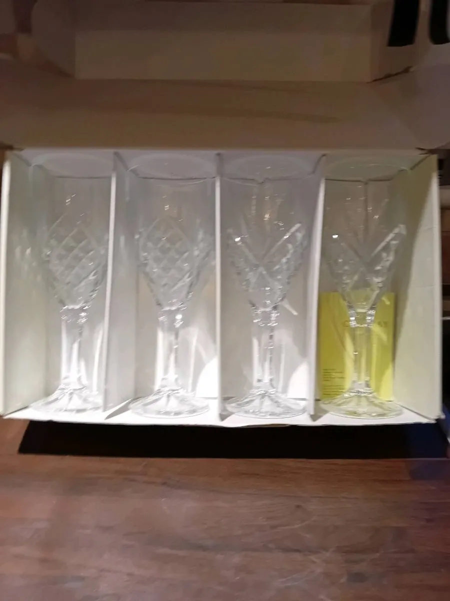GALWAY IRISH CRYSTAL WINE GLASSES NEW BOXED - Image 1