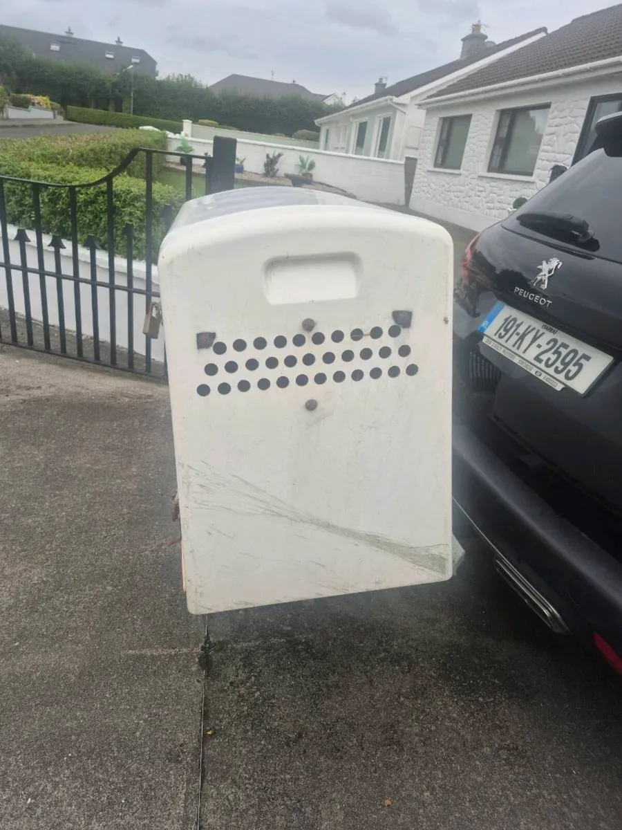 Fibreglass transport box  for dog - Image 1
