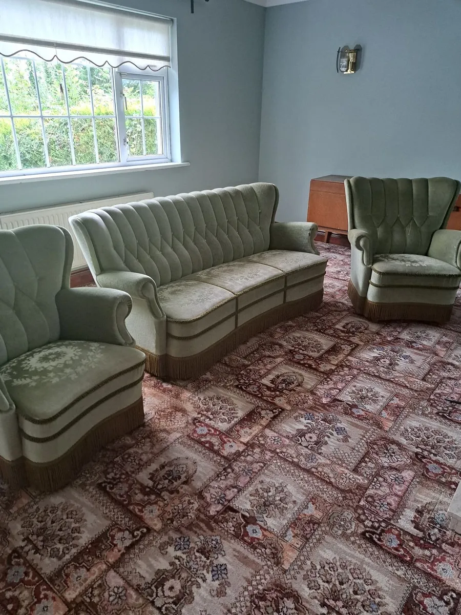 Three piece suite - Image 4