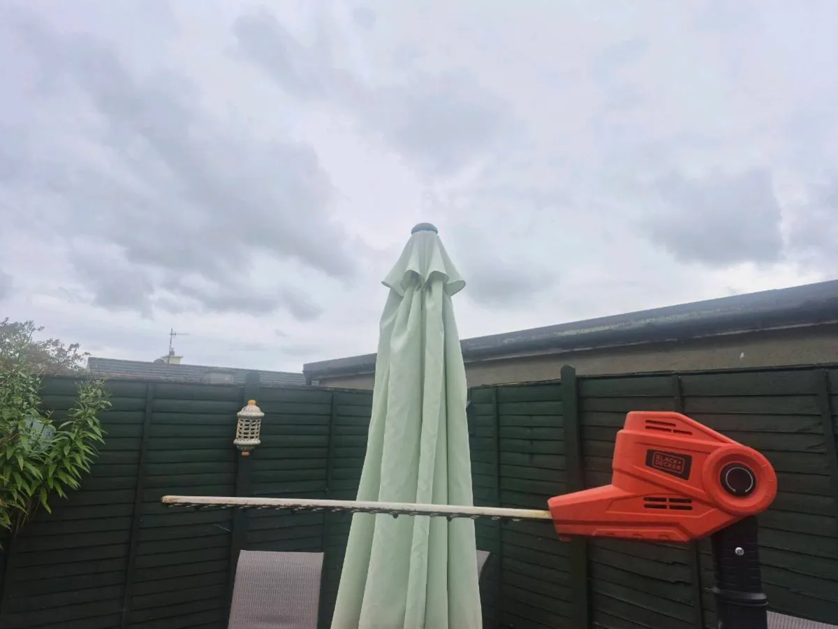 Electric hedge strimmer ( Black & Decker) - Image 3
