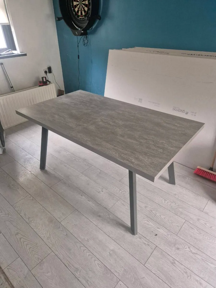 Dining table - Image 1