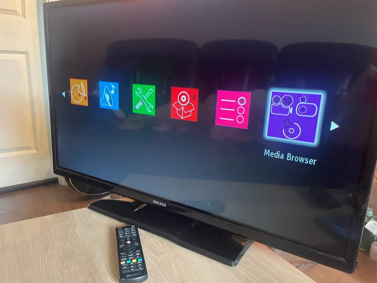 28 inch TV HDMI - Image 1