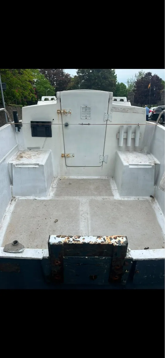Boat with two engines and Trailer - Image 4