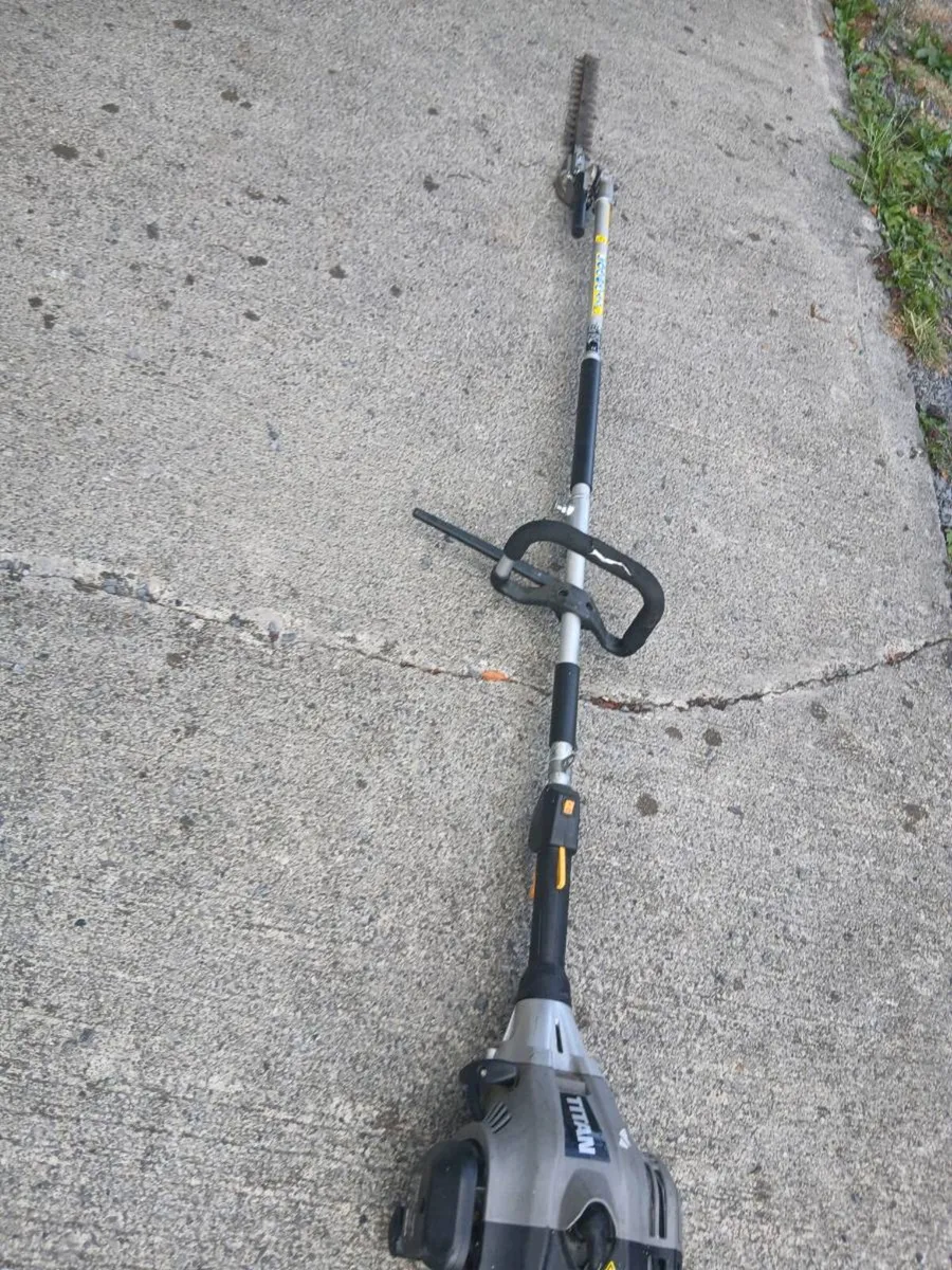 TITAN LONG REACH HEDGE CUTTERS - Image 1