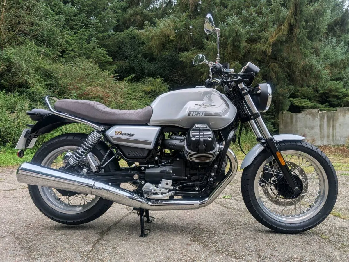 2023 Moto Guzzi v7 special (low 1,539km) - Image 2