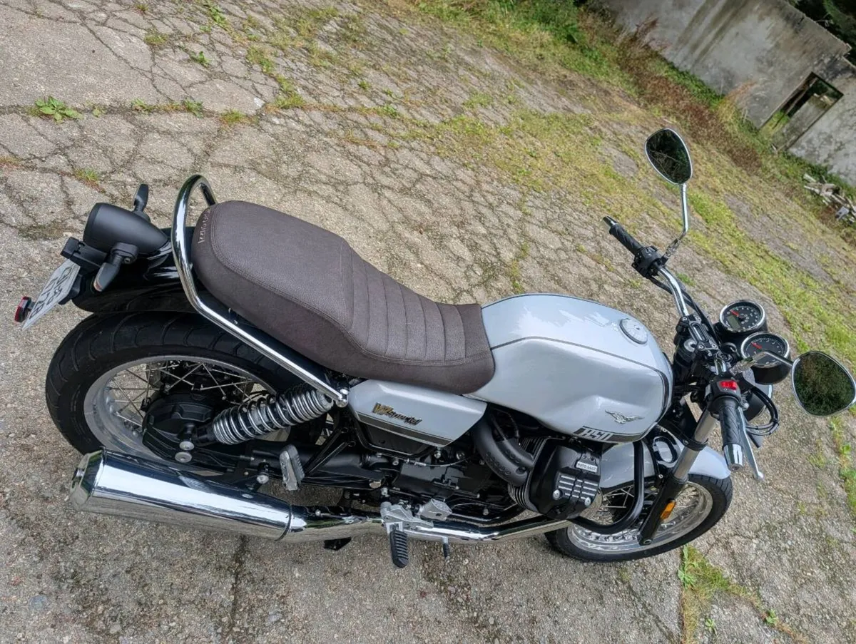 2023 Moto Guzzi v7 special (low 1,539km) - Image 3