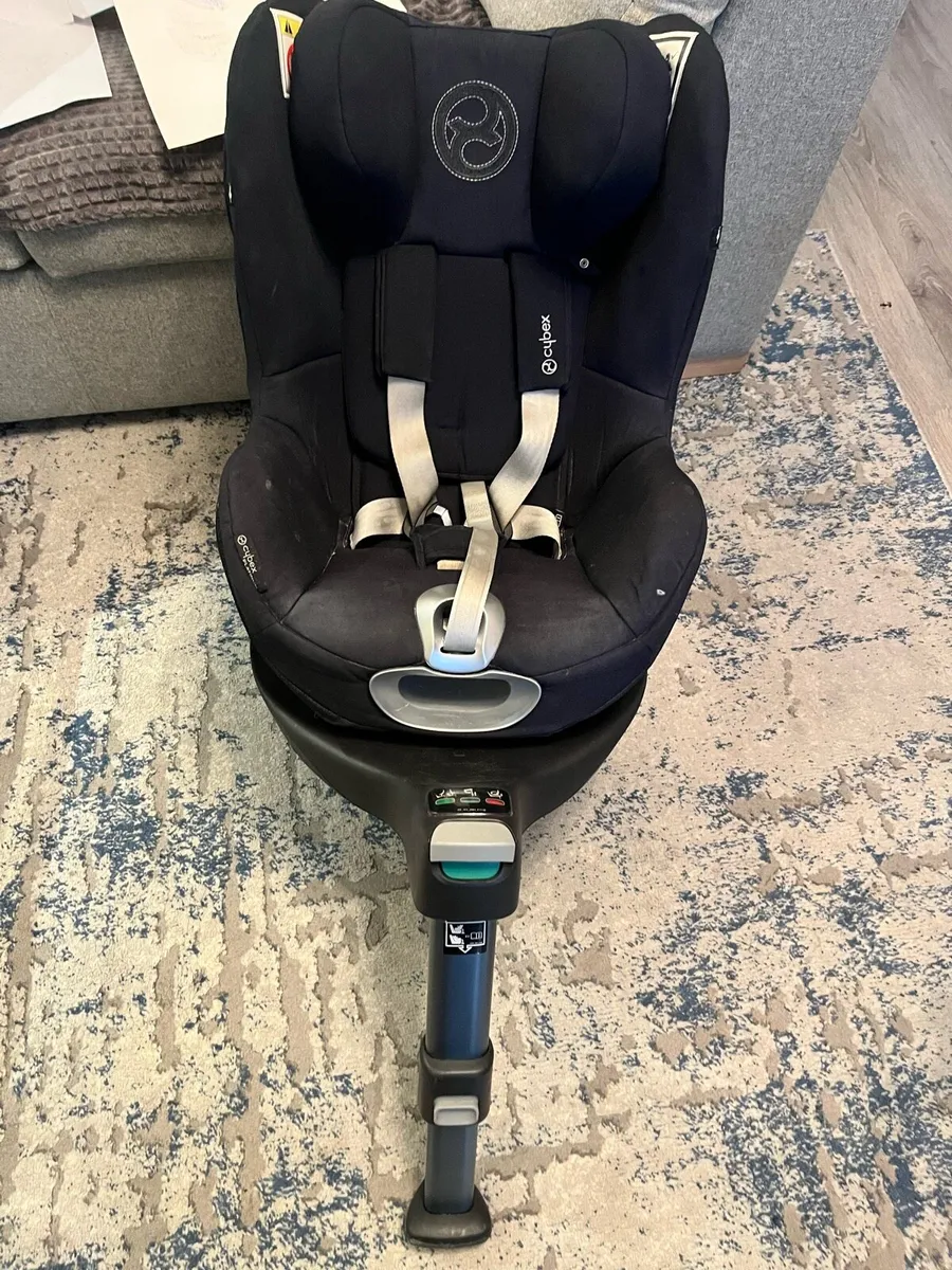 Cybex Sirona swivel car seat with base - Image 1