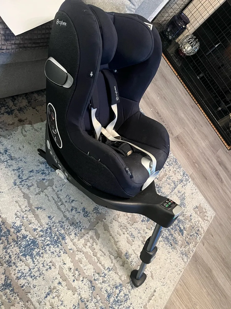 Cybex Sirona swivel car seat with base - Image 4