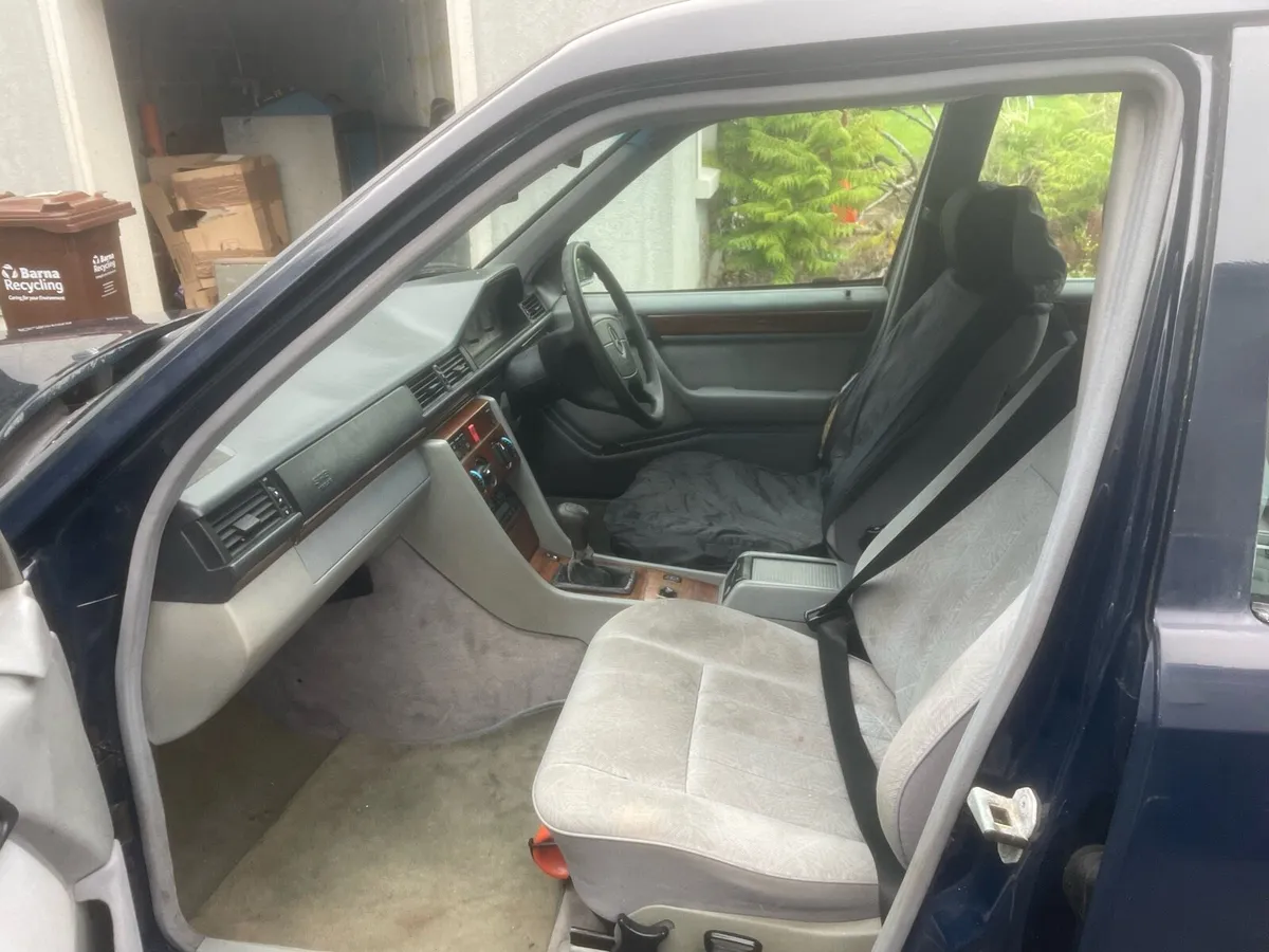 Mercedes e200 petrol - Image 2