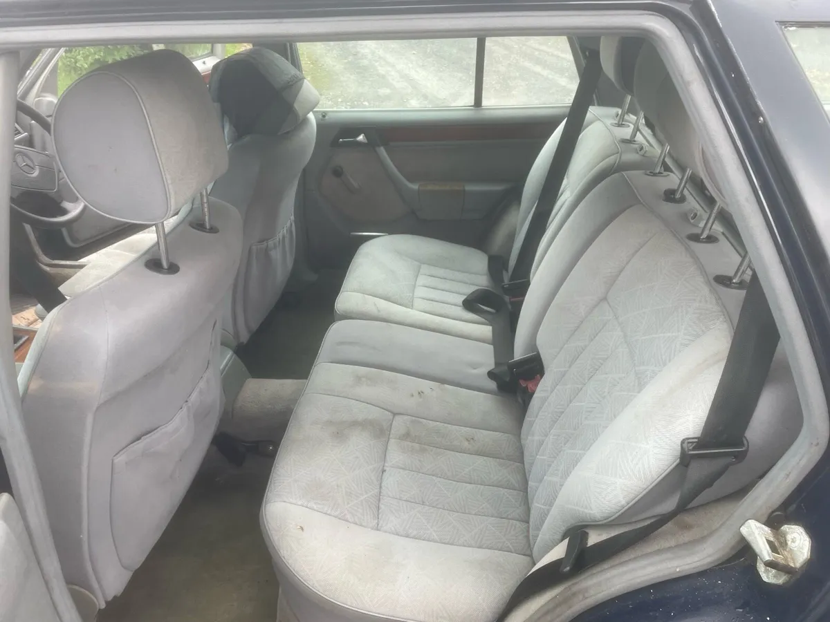 Mercedes e200 petrol - Image 3