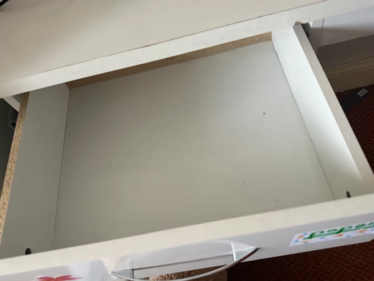 White desk - Image 4