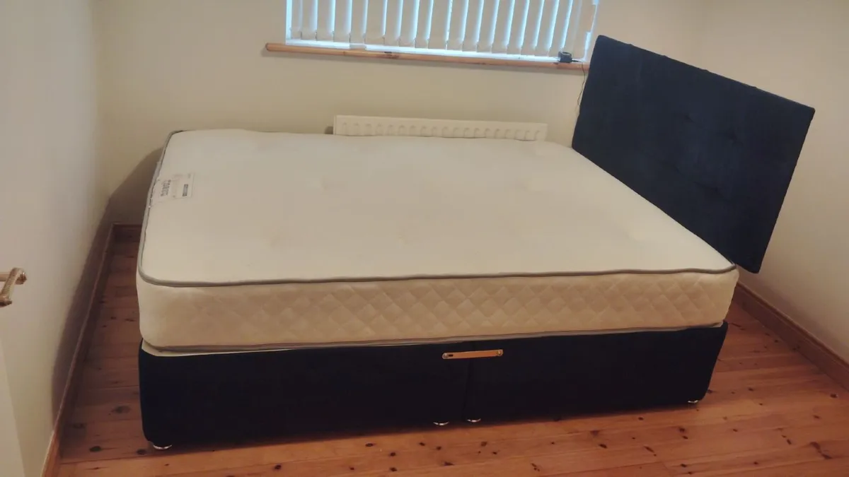 Navy Blue Velvet Divan Bed & Mattress – €300 ONO - Image 4