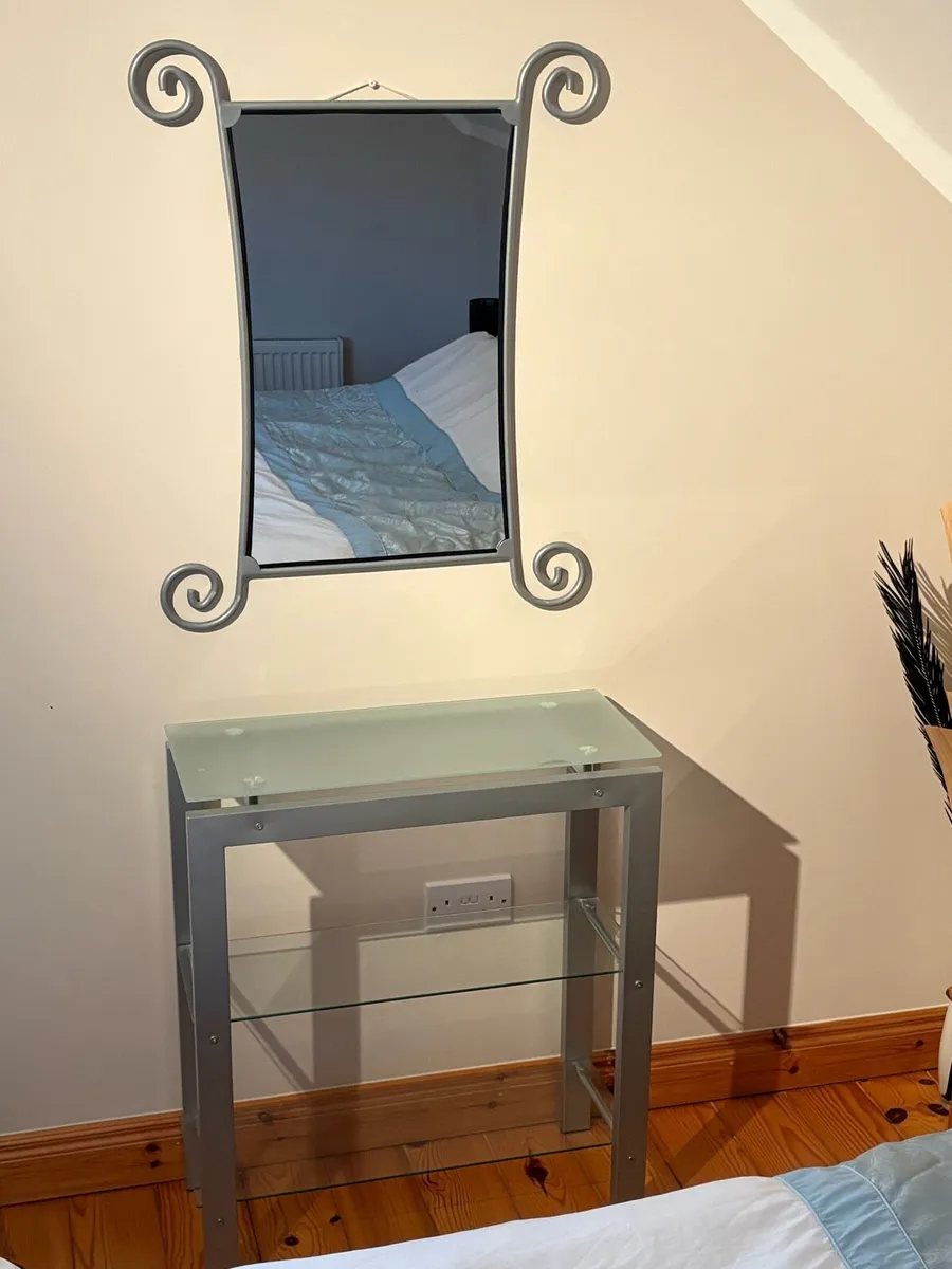 Decorative table and mirrors - Image 1
