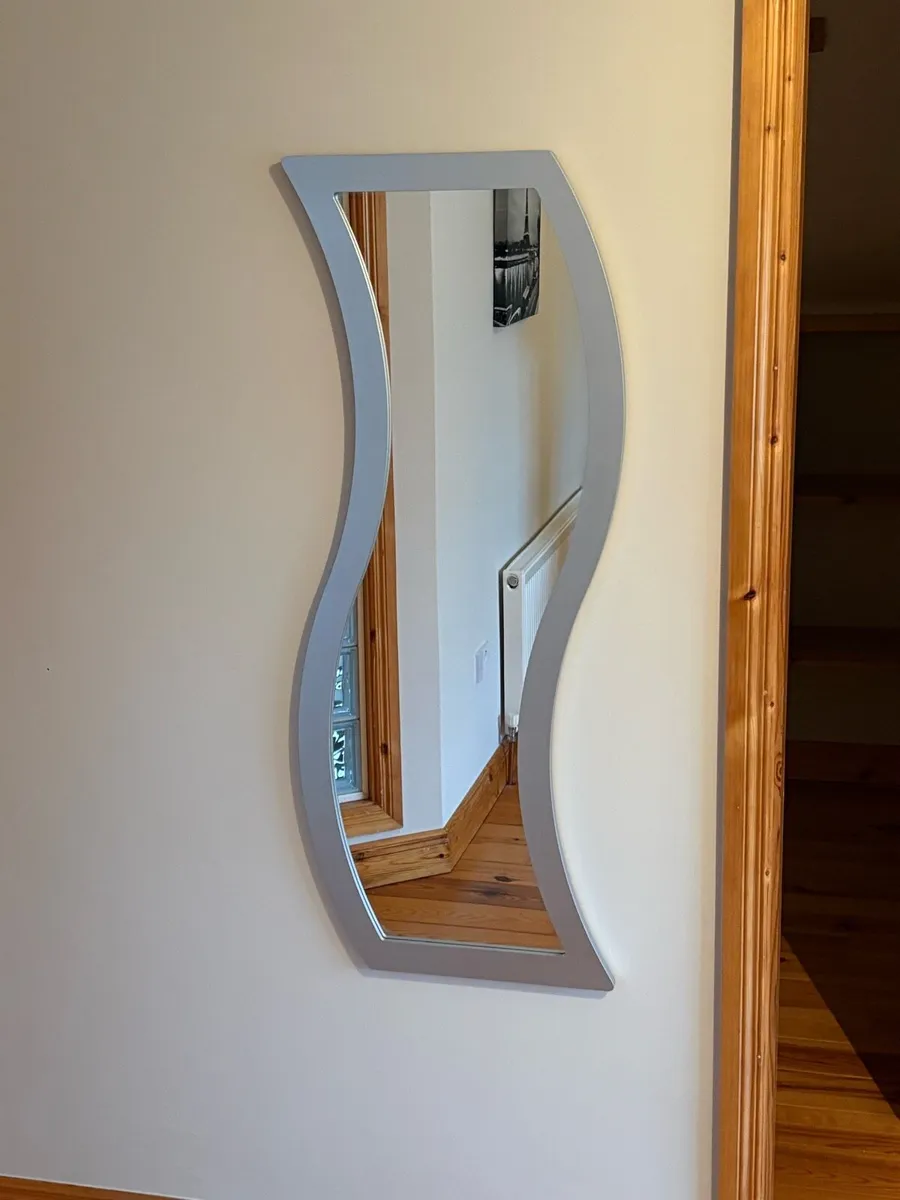 Decorative table and mirrors - Image 2