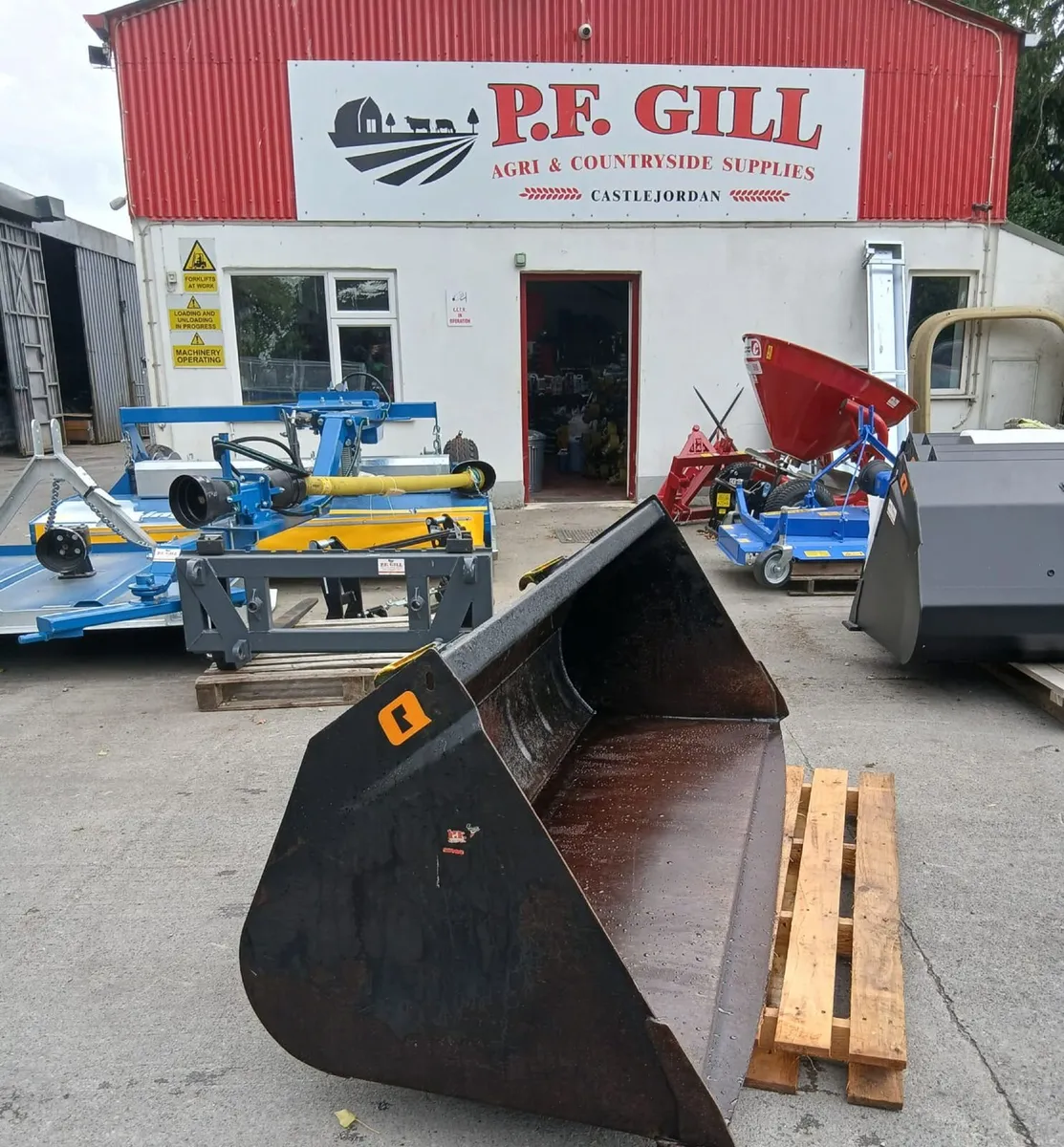 SH QUICKE 7ft (2.1m) LOADER BUCKET - Image 1