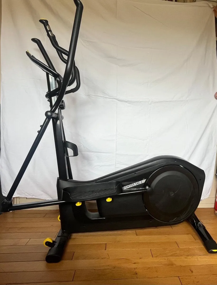 Elliptical trainer machine - Image 1