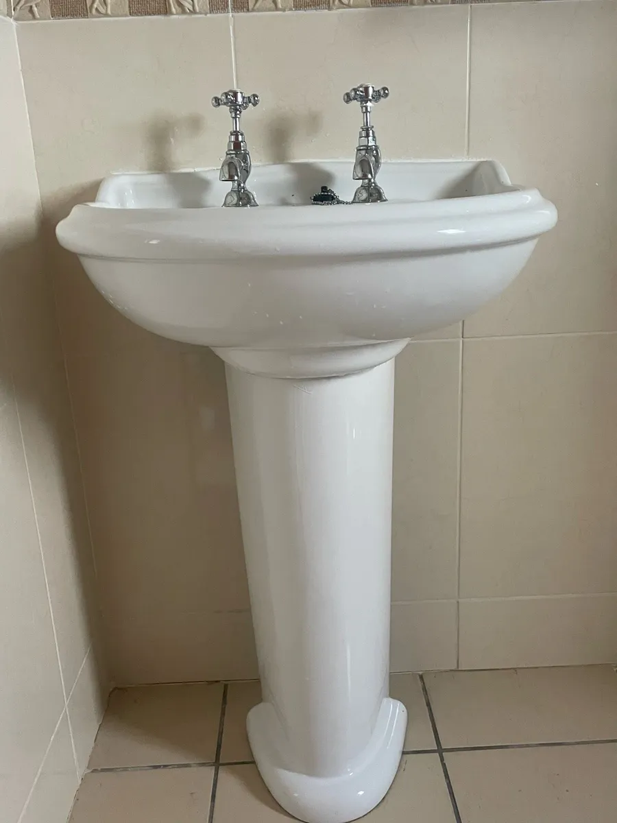PVC front door, Bathroom sink - Image 3