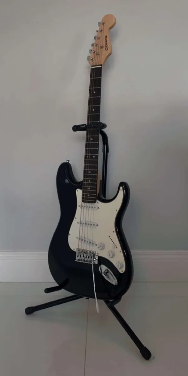 C. Giant Stratocaster Electric Guitar & M-20 Amp - Image 3