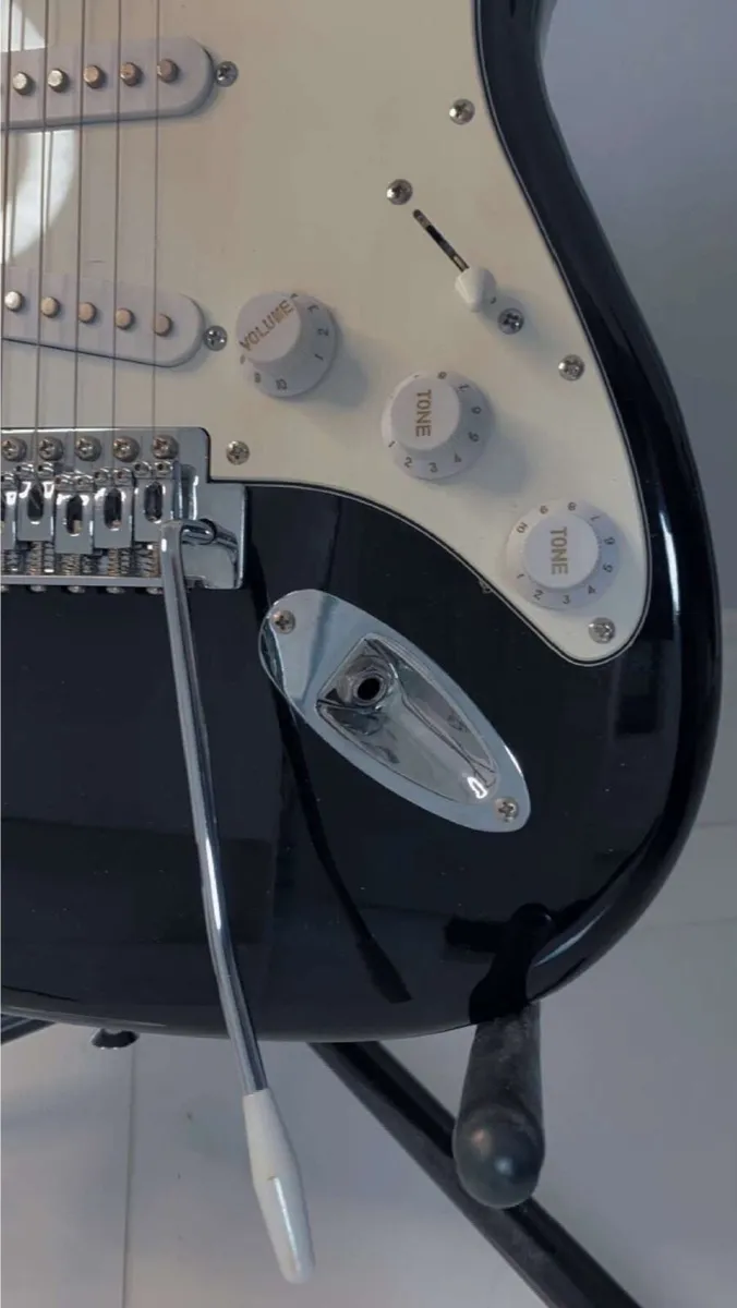 C. Giant Stratocaster Electric Guitar & M-20 Amp - Image 4