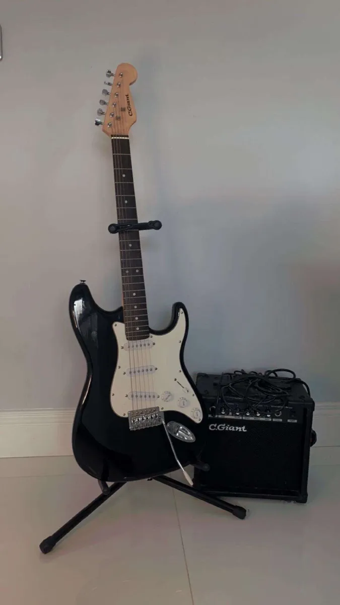 C. Giant Stratocaster Electric Guitar & M-20 Amp - Image 1