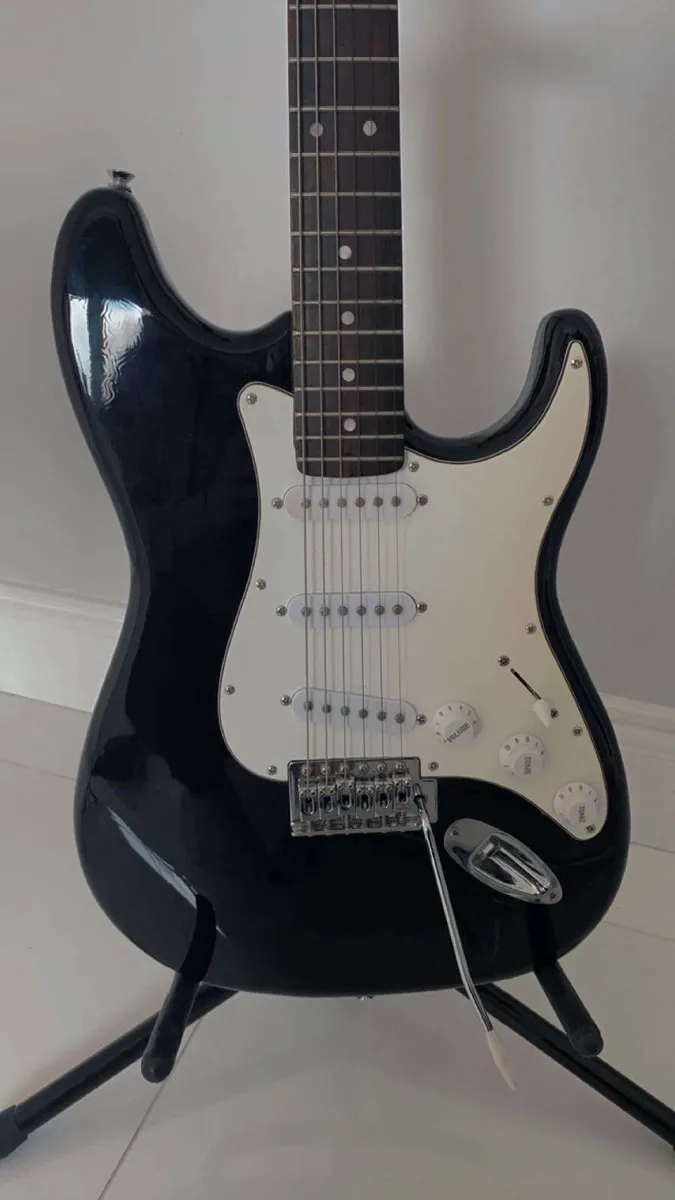 C. Giant Stratocaster Electric Guitar & M-20 Amp - Image 2